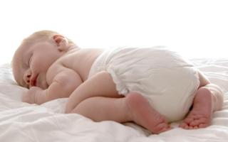 Почему новорожденный ребенок много спит?